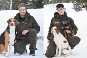 Eivind og Trude fra kennel Hevishot driver oppdrett av Breton og Tysk jaktterrier. De poserer med tre hunder i snøen.